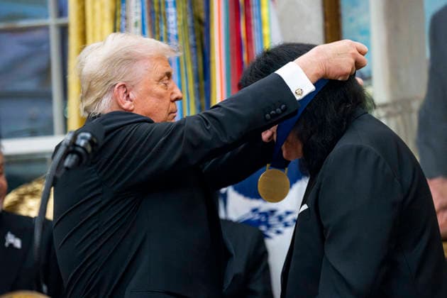 President Donald Trump Awards 2025 Kennedy Center Honorees With Medallions President Donald Trump presents a medal to 2025 Kennedy Center Honoree Kiss band member Gene Simmons during a presentation ceremony in the Oval Office of the White House in Washington, DC on Saturday, December 6, 2025. The honorees this year include country music artist George Straight, actor Sylvester Stallone, members of the rock band Kiss, actor Michael Crawford and singer Gloria Gaynor. Photo by Bonnie Cash Pool ABACAPRESS.COM WASHINGTON DC United States  Copyright: xPool ABACAx