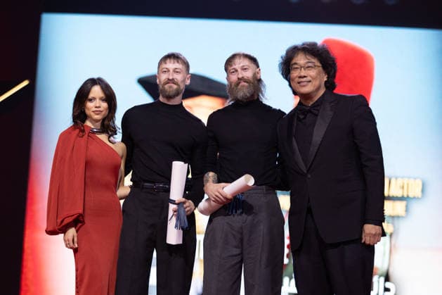22nd Marrakech International Film Festival Day 9 nb Jenna Ortega, Elliott Tittensor, Luke Tittensor, Bong Joon-ho attends the closing ceremony during day 9 of the 22nd Marrakech International Film Festival on December 06, 2025 in Marrakech, Maroc. Photo by Nasser Berzane ABACAPRESS.COM Marrakech  Copyright: xBerzanexNasser ABACAx
