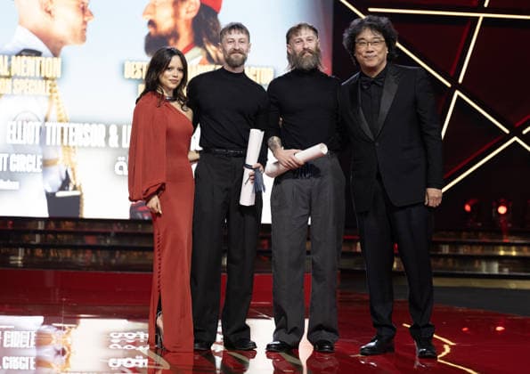 22nd International Marrakech Film Festival MARRAKECH, MOROCCO – DECEMBER 6: Mexican-American actress Jenna Ortega (L), British actor Luke Tittensor (2nd L), British actor Elliott Tittensor (3rd L) and jury president, South Korean director Bong Joon-ho (R) pose on stage during the 22nd International Marrakech Film Festival awards ceremony on December 6, 2025, in Marrakech, Morocco. Abu Adem Muhammed Anadolu Marrakech Morocco. Editorial use only. Please get in touch for any other usage.  Copyright: x2025xAnadoluxAbuxAdemxMuhammedx