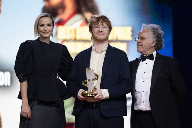 22nd International Marrakech Film Festival MARRAKECH, MOROCCO – DECEMBER 6: French director Julia Ducournau (L), British director Oscar Hudson (C) and Moroccan director Hakim Belabbes (R) pose on stage during the 22nd International Marrakech Film Festival awards ceremony on December 6, 2025, in Marrakech, Morocco. Abu Adem Muhammed Anadolu Marrakech Morocco. Editorial use only. Please get in touch for any other usage.  Copyright: x2025xAnadoluxAbuxAdemxMuhammedx