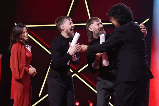 President of the jury, Bong Joon ho R , gives the Best Performance From An Actor award to Luke Tittensor L and Elliott Tittensor C for the film Straight Circle during the Closing Ceremony during the 22nd Marrakech International Film Festival Marrakech, Morocco 06 12 2025 451320 2025 12 06 MARRAKECH Maroc  Copyright: xRomualdxMeigneuxx xStarfacex STAR_451320_056