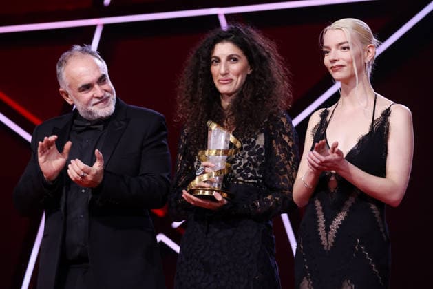 L R Karim Aïnouz, Jihan Kikhia and Anya Taylor Joy pose on stage after receiving the Jury Prize for the film My Father and Qaddafi during the Closing Ceremony during the 22nd Marrakech International Film Festival Marrakech, Morocco 06 12 2025 451320 2025 12 06 MARRAKECH Morocco  Copyright: xRomualdxMeigneuxx xStarfacex STAR_451320_085
