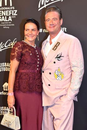 Sasha with wife Julia Röntgen at the 20 McDonald s Benefit Gala in aid of the McDonald s Childrens Aid Foundation at the Eisbach Studios in Munich, 06 12 2025 Foto:xB.xInsingerx xFuturexImagex mcdonalds_5247