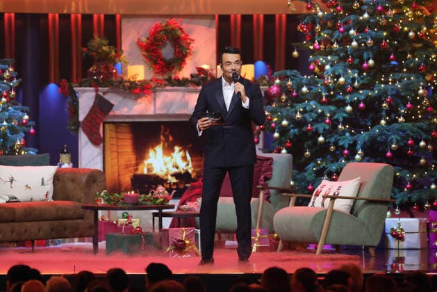 Die große Weihnachtsshow 2025 Moderator Giovanni Zarrella Die große Weihnachtsshow präsentiert von Giovanni Zarrella ZDF Live Sendung vom 04 12 2025 in der Baden Arena Offenburg Offenburg, Baden Württemberg, Germany