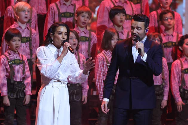 Die große Weihnachtsshow 2025 Presenter Giovanni Zarrella with Nadja Benaissa from No Angels Die große Weihnachtsshow präsentiert von Giovanni Zarrella ZDF Live Sendung vom 04 12 2025 in der Baden Arena Offenburg Offenburg, Baden Württemberg, Germany