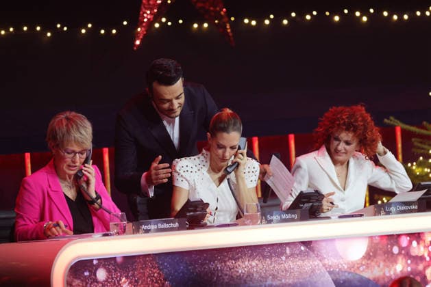 Die große Weihnachtsshow 2025 Moderator Giovanni Zarrella umarmt zärtlich Sandy Mölling von den No Angels, die am Spendentelefon sitzt. Die große Weihnachtsshow präsentiert von Giovanni Zarrella. ZDF-Live Sendung vom 04.12.2025 in der Baden-Arena Offenburg. Offenburg, Baden-Württemberg, Deutschland.