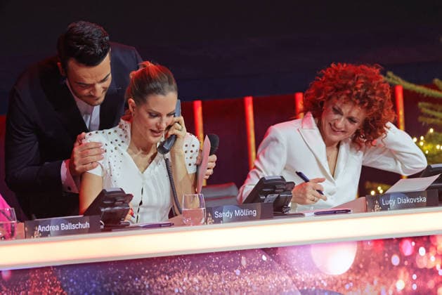 Die große Weihnachtsshow 2025 Moderator Giovanni Zarrella umarmt zärtlich Sandy Mölling von den No Angels, die am Spendentelefon sitzt. Die große Weihnachtsshow präsentiert von Giovanni Zarrella. ZDF-Live Sendung vom 04.12.2025 in der Baden-Arena Offenburg. Offenburg, Baden-Württemberg, Deutschland.