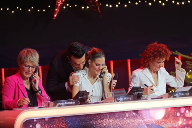 Die große Weihnachtsshow 2025 Moderator Giovanni Zarrella umarmt zärtlich Sandy Mölling von den No Angels, die am Spendentelefon sitzt. Die große Weihnachtsshow präsentiert von Giovanni Zarrella. ZDF-Live Sendung vom 04.12.2025 in der Baden-Arena Offenburg. Offenburg, Baden-Württemberg, Deutschland.