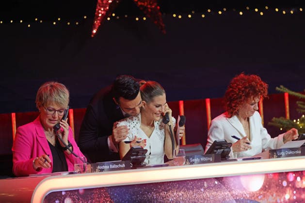 Die große Weihnachtsshow 2025 Moderator Giovanni Zarrella umarmt zärtlich Sandy Mölling von den No Angels, die am Spendentelefon sitzt. Die große Weihnachtsshow präsentiert von Giovanni Zarrella. ZDF-Live Sendung vom 04.12.2025 in der Baden-Arena Offenburg. Offenburg, Baden-Württemberg, Deutschland.