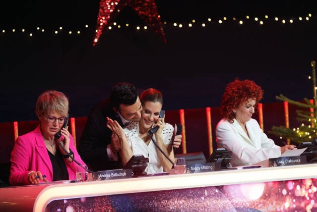 Die große Weihnachtsshow 2025 Moderator Giovanni Zarrella umarmt zärtlich Sandy Mölling von den No Angels, die am Spendentelefon sitzt. Die große Weihnachtsshow präsentiert von Giovanni Zarrella. ZDF-Live Sendung vom 04.12.2025 in der Baden-Arena Offenburg. Offenburg, Baden-Württemberg, Deutschland.