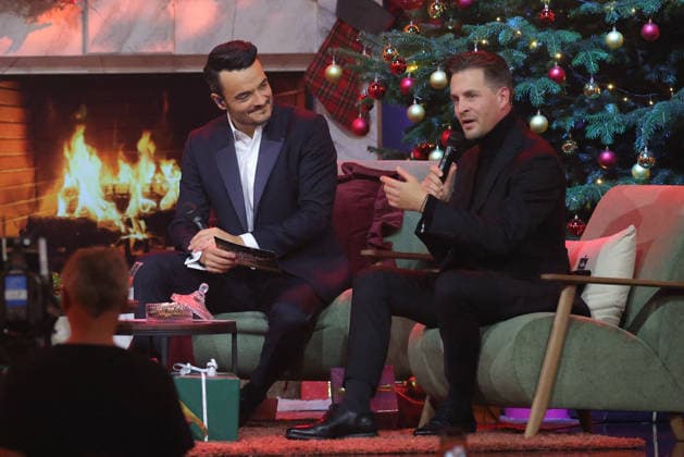The Great Christmas Show 2025 Presenter Giovanni Zarrella with Alexander Klaws in a Christmassy mood sitting on the couch in front of the fireplace The Great Christmas Show presented by Giovanni Zarrella ZDF Live broadcast from 04 12 2025 in the Baden Arena Offenburg Offenburg, Baden Württemberg, Germany
