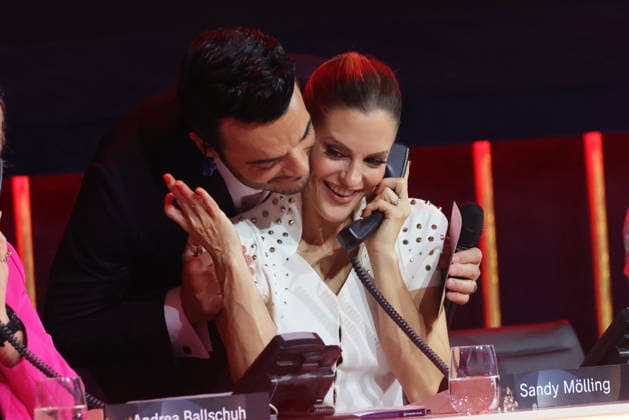 The Great Christmas Show 2025 Presenter Giovanni Zarrella tenderly hugs Sandy Mölling from No Angels, who is on the donation phone The Great Christmas Show presented by Giovanni Zarrella ZDF Live broadcast from 04 12 2025 in the Baden Arena Offenburg Offenburg, Baden Württemberg, Germany