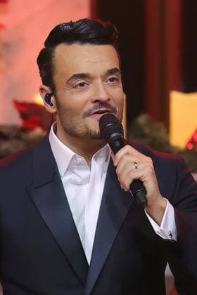 Die große Weihnachtsshow 2025 Moderator Giovanni Zarrella Die große Weihnachtsshow präsentiert von Giovanni Zarrella ZDF Live Sendung vom 04 12 2025 in der Baden Arena Offenburg Offenburg, Baden Württemberg, Germany