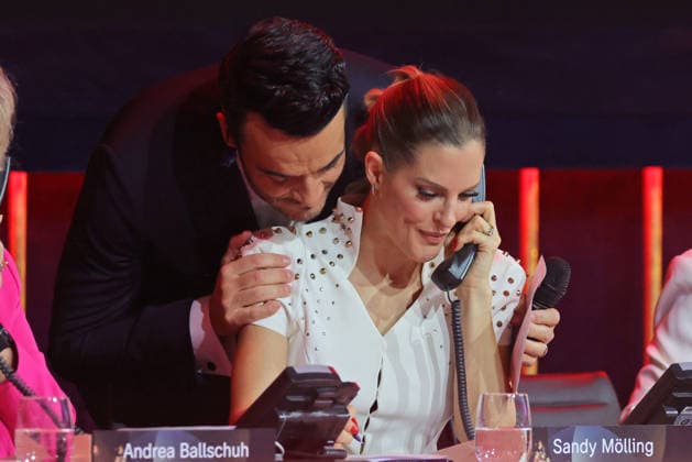 The Great Christmas Show 2025 Presenter Giovanni Zarrella tenderly hugs Sandy Mölling from No Angels, who is on the donation phone The Great Christmas Show presented by Giovanni Zarrella ZDF Live broadcast from 04 12 2025 in the Baden Arena Offenburg Offenburg, Baden Württemberg, Germany