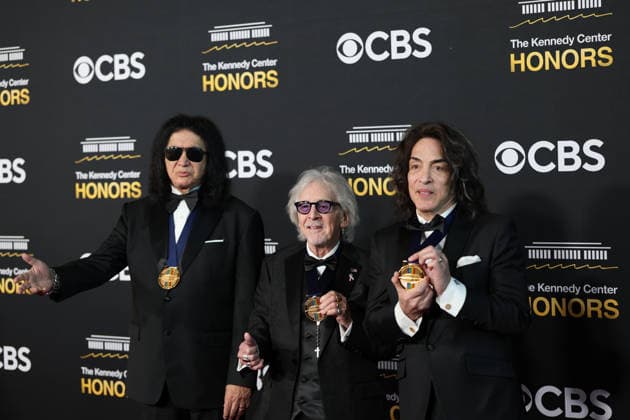 Musicians Gene Simmons (L), Peter Criss (C) and Paul Stanley, members of the band KISS, pose on the red carpet at the Kennedy Honors at the Kennedy Center in Washington, United States, 07 December 2025. Gala in honor of the 2025 Kennedy Center honorees !ACHTUNG: NUR REDAKTIONELLE NUTZUNG!  Copyright: xOctavioxGuzmánx AME6701 20251208-55018768496_1