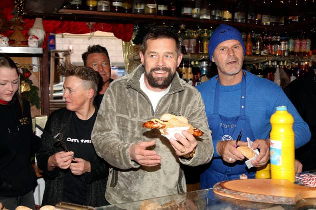 Tina Schüssler, Klaas Heufer Umlauf and Steffen Kurz at a charity event with a celebrity charity barbecue at the mulled wine hut in the Das Schloss shopping center in Berlin, 07 12 2025 Foto:xAgenturxWehnertx xGränzdörferx xFuturexImagex umlauf_5204