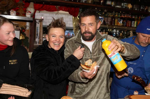 Tina Schüssler and Klaas Heufer Umlauf at a charity event with a celebrity charity barbecue at the mulled wine hut in the Das Schloss shopping center in Berlin, 07 12 2025 Foto:xAgenturxWehnertx xGränzdörferx xFuturexImagex umlauf_5209