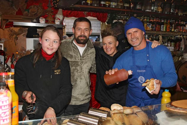 Tina Schüssler and Klaas Heufer Umlauf at a charity event with a celebrity charity barbecue at the mulled wine hut in the Das Schloss shopping center in Berlin, 07 12 2025 Foto:xAgenturxWehnertx xGränzdörferx xFuturexImagex umlauf_5210