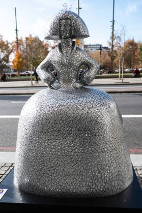 Meninas Madrid Gallery exhibition in Madrid, Spain - 07 Dec 2025 A sculpture in the shape of the figures of the painter Velázquez Las Menina is seen during the Meninas Madrid Gallery exhibition. Madrid Spain Copyright: xAtilanoxGarciax xSOPAxImagesx photo02619