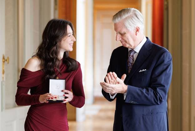 Former gymnast Nina Derwael and King Philippe - Filip of Belgium pictured during a ceremony to award the Order of Leopold (Grootofficier in de Leopoldsorde - Grand Officier de l Ordre de Leopold) distinction, at the Royal Castle in Laken - Laeken, Brussels, on Tuesday 09 December 2025. Today the honorary order of knighthood is awarded to retired gymnast Derwael, the 2020 Olympic champion, two-time World champion, and three-time European champion.  BENOITxDOPPAGNE 147608654