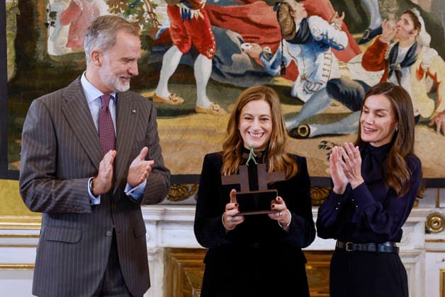 09-12-2025 Madrid Queen Letizia and King Felipe with winner of the Premio N 2025 award, Maria Delgado, during the annual meeting of the Board of Trustees of the Cervantes Institute at the Royal Palace of Aranjuez in Madrid. Â  Copyright: xPPEx