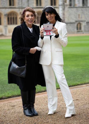 . 09 12 2025. Windsor , United Kingdom. Claudia Winkleman with her MBE along with her mother Eve Pollard after an Investiture at Windsor Castle, United Kingdom.  xStephenxLockx xi-Imagesx IIM-26443-0029
