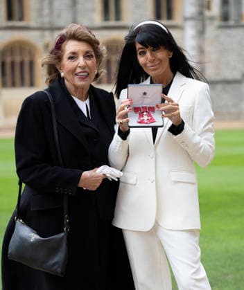 . 09 12 2025. Windsor , United Kingdom. Claudia Winkleman with her MBE along with her mother Eve Pollard after an Investiture at Windsor Castle, United Kingdom.  xStephenxLockx xi-Imagesx IIM-26443-0030