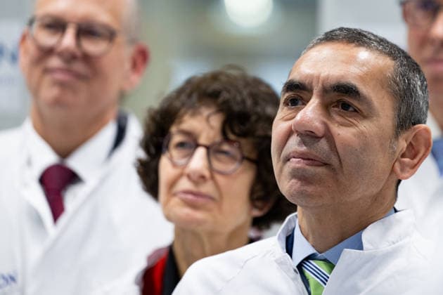 Mainz Chancellor Merzs inaugural visit to Rhineland-Palatinate Ugur Sahin Managing Director of Biontech r and Özlem Türeci Medical Director of Biontech, during Chancellor Merzs inaugural visit to Rhineland-Palatinate at the TRON research institute in Mainz, 09 12 2025 Copyright: xEibner-Pressefoto FlorianxWiegandx EP_FWD