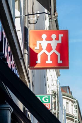 Munich GER, theme picture economy, retail trade in the city center of Munich, 09 12 2025 Logo of the company Zwilling above the entrance to the corresponding shop GER, theme picture economy, retail trade in the city center of Munich, 09 12 2025 Copyright: xEibner-Pressefoto FranzxFeinerx EP_HFR