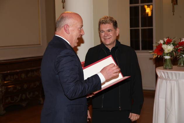 Peter Plate is retroactively honored with the Order of Merit of the State of Berlin by the Governing Mayor of Berlin, Kai Wegner, in the Columned Hall of the Rotes Rathaus The honoree was unable to attend the award ceremony on 1 October 2025, the Constitution Day of the State of Berlin Berlin, 09 12 2025 Copyright: xMatthiasxWehnertx