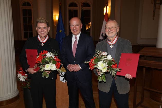 Peter Plate, here with award winner Detlef Mücke, is honored with the Order of Merit of the State of Berlin by the Governing Mayor of Berlin, Kai Wegner, in the Columned Hall of the Rotes Rathaus The honoree was unable to attend the award ceremony on 1 October 2025, the Constitution Day of the State of Berlin Berlin, 09 12 2025 Copyright: xMatthiasxWehnertx