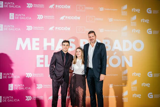 Premiere of the film Me has robado el corazón in Pontevedra I D The actors Óscar Casas and Ana Jara and the Regional Minister of Culture of the Xunta de Galicia, José López Campos, pose at the photocall for the premiere of the film Me has robado el corazón, at the Provincial Museum, on December 9, 2025, in Pontevedra, Galicia Spain The film, written and directed by Chus Gutiérrez, focuses on the contradictions of the system and the vital frustration of young people in todays Spain 09 DECEMBER 2025 PHOTOCALL PREMIERE MOVIE CINEMA ACTORS Pontevedra Galicia Pontevedra Galicia Galicia Galicia Spain  Copyright: xBeatrizxCiscarx 7159445