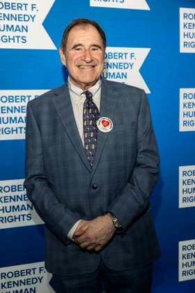 December 9, 2025, New York, New York, USA: Actor Richard Kind wearing a pin in support of Save West Park Prespyterian Church, attends The Robert F. Kennedy Ripple of Hope Awards on December 9, 2025 in New York, NY New York USA - ZUMAb230 20251209_znp_b230_030 Copyright: xLauraxBrettx