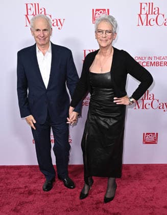 ˜Ella McCay™ World Premiere Christopher Guest and Jamie Lee Curtis arriving to 20th Century Studios™ Ella McCay world premiere held at the El Capitan Theatre on December 9, 2025 in Hollywood, Ca. Hollywood El Capitan Theatre California USA Copyright: xStarbuck AFF-USA.COMx