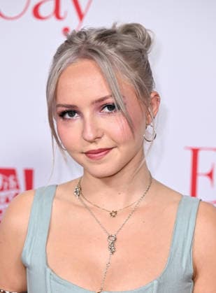 ˜Ella McCay™ World Premiere Claire Brooks arriving to 20th Century Studios™ Ella McCay world premiere held at the El Capitan Theatre on December 9, 2025 in Hollywood, Ca. Hollywood El Capitan Theatre California USA Copyright: xStarbuck AFF-USA.COMx