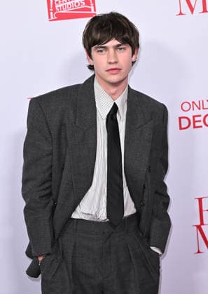˜Ella McCay™ World Premiere Spike Fearn arriving to 20th Century Studios™ Ella McCay world premiere held at the El Capitan Theatre on December 9, 2025 in Hollywood, Ca. Hollywood El Capitan Theatre California USA Copyright: xStarbuck AFF-USA.COMx
