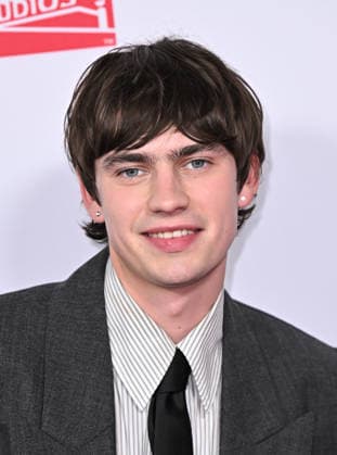 ˜Ella McCay™ World Premiere Spike Fearn arriving to 20th Century Studios™ Ella McCay world premiere held at the El Capitan Theatre on December 9, 2025 in Hollywood, Ca. Hollywood El Capitan Theatre California USA Copyright: xStarbuck AFF-USA.COMx