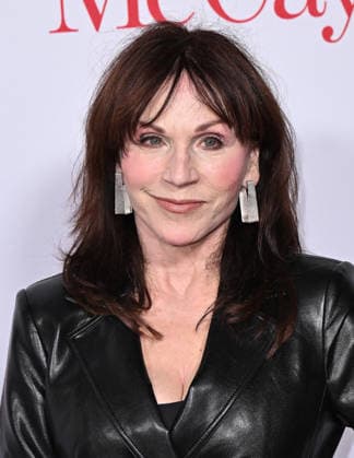 ˜Ella McCay™ World Premiere Marilu Henner arriving to 20th Century Studios™ Ella McCay world premiere held at the El Capitan Theatre on December 9, 2025 in Hollywood, Ca. Hollywood El Capitan Theatre California USA Copyright: xStarbuck AFF-USA.COMx