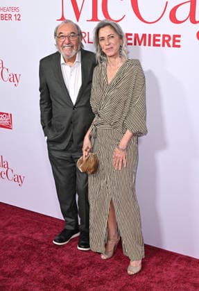 ˜Ella McCay™ World Premiere James L. Brooks and Jennifer Simchowitz arriving to 20th Century Studios™ Ella McCay world premiere held at the El Capitan Theatre on December 9, 2025 in Hollywood, Ca. Hollywood El Capitan Theatre California USA Copyright: xStarbuck AFF-USA.COMx