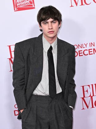 ˜Ella McCay™ World Premiere Spike Fearn arriving to 20th Century Studios™ Ella McCay world premiere held at the El Capitan Theatre on December 9, 2025 in Hollywood, Ca. Hollywood El Capitan Theatre California USA Copyright: xStarbuck AFF-USA.COMx