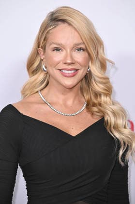 Gabi Lopes at the world premiere of the movie Ella McCay at the El Capitan Theatre Los Angeles, 09 12 2025 Foto:xD.xStarbuckx xFuturexImagex ella_5217