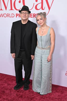 Albert Brooks with daughter Claire Brooks at the world premiere of the movie Ella McCay at the El Capitan Theatre Los Angeles, 09 12 2025 Foto:xD.xStarbuckx xFuturexImagex ella_5225