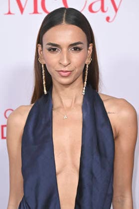 Monica Mamudo at the world premiere of the movie Ella McCay at the El Capitan Theatre Los Angeles, 09 12 2025 Foto:xD.xStarbuckx xFuturexImagex ella_5234