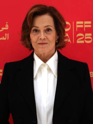 Sigourney Weaver at Red Sea Film Festival - Jeddah Sigourney Weaver poses as she attends the 5th edition of Red Sea International Film Festival, in Jeddah, Saudi Arabia, on December 10, 2025. Photo by Balkis Press ABACAPRESS.COM Jeddah Saudi Arabia  Copyright: xBalkisxPress ABACAx