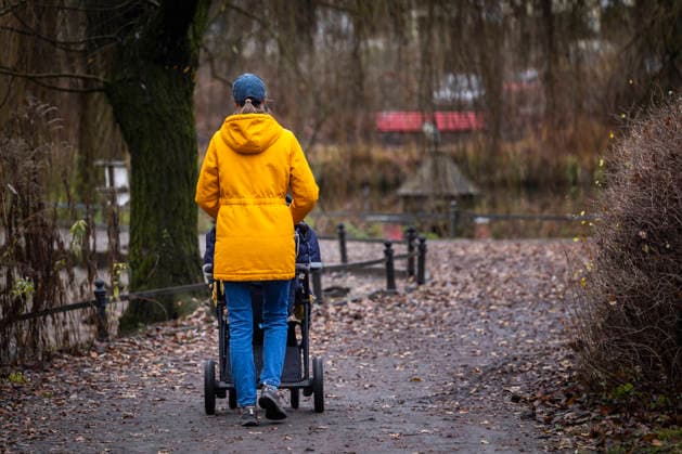 Symbolic photo of being a parent A woman pushes a baby carriage through a park, taken in Berlin, 10 12 2025 Berlin Germany Copyright: xAmreixSchulzx