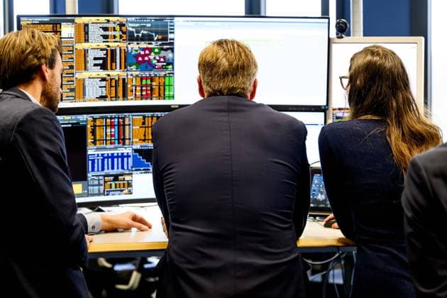 Den Haag, The Netherlands, 2025-12-10 09:43:32 THE HAGUE, 10-12-2025, Ministry of Finance. King Willem-Alexander, accompanied by the Minister of Finance, Eelco Heinen, is on a working visit to the Ministry of Finance s General Treasury Agency in The Hague. PHOTO: NLBeeld Patrick van Emst Credit: NL Beeld Patrick van Emst  Copyright: xx x