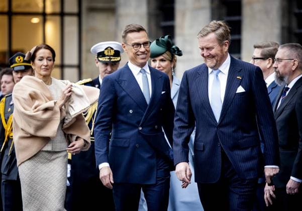 AMSTERDAM King Willem-Alexander and Queen Maxima welcome Finnish President Alexander Stubb and his wife Suzanne Innes-Stubb to Dam Square on the first day of a two-day state visit to the Netherlands. ANP KOEN VAN WEEL netherlands out - belgium out  Copyright: xx x544569930x originalFilename: 544569930.jpg