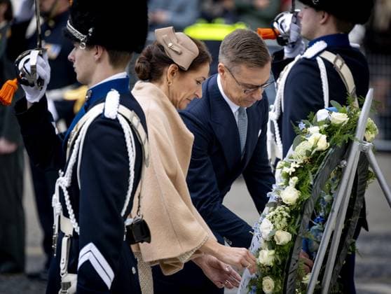 AMSTERDAM Finnish President Alexander Stubb and his wife Suzanne Innes-Stubb lay a wreath at the National Monument on Dam Square, on the first day of a two-day state visit to the Netherlands. ANP KOEN VAN WEEL netherlands out - belgium out  Copyright: xx x544572586x originalFilename: 544572586.jpg