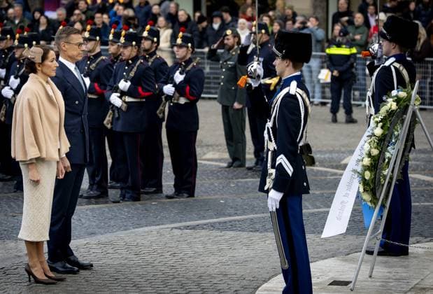 AMSTERDAM Finnish President Alexander Stubb and his wife Suzanne Innes-Stubb lay a wreath at the National Monument on Dam Square, on the first day of a two-day state visit to the Netherlands. ANP KOEN VAN WEEL netherlands out - belgium out  Copyright: xx x544572643x originalFilename: 544572643.jpg