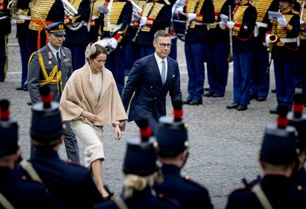 AMSTERDAM Finnish President Alexander Stubb and his wife Suzanne Innes-Stubb lay a wreath at the National Monument on Dam Square, on the first day of a two-day state visit to the Netherlands. ANP KOEN VAN WEEL netherlands out - belgium out  Copyright: xx x544573038x originalFilename: 544573038.jpg